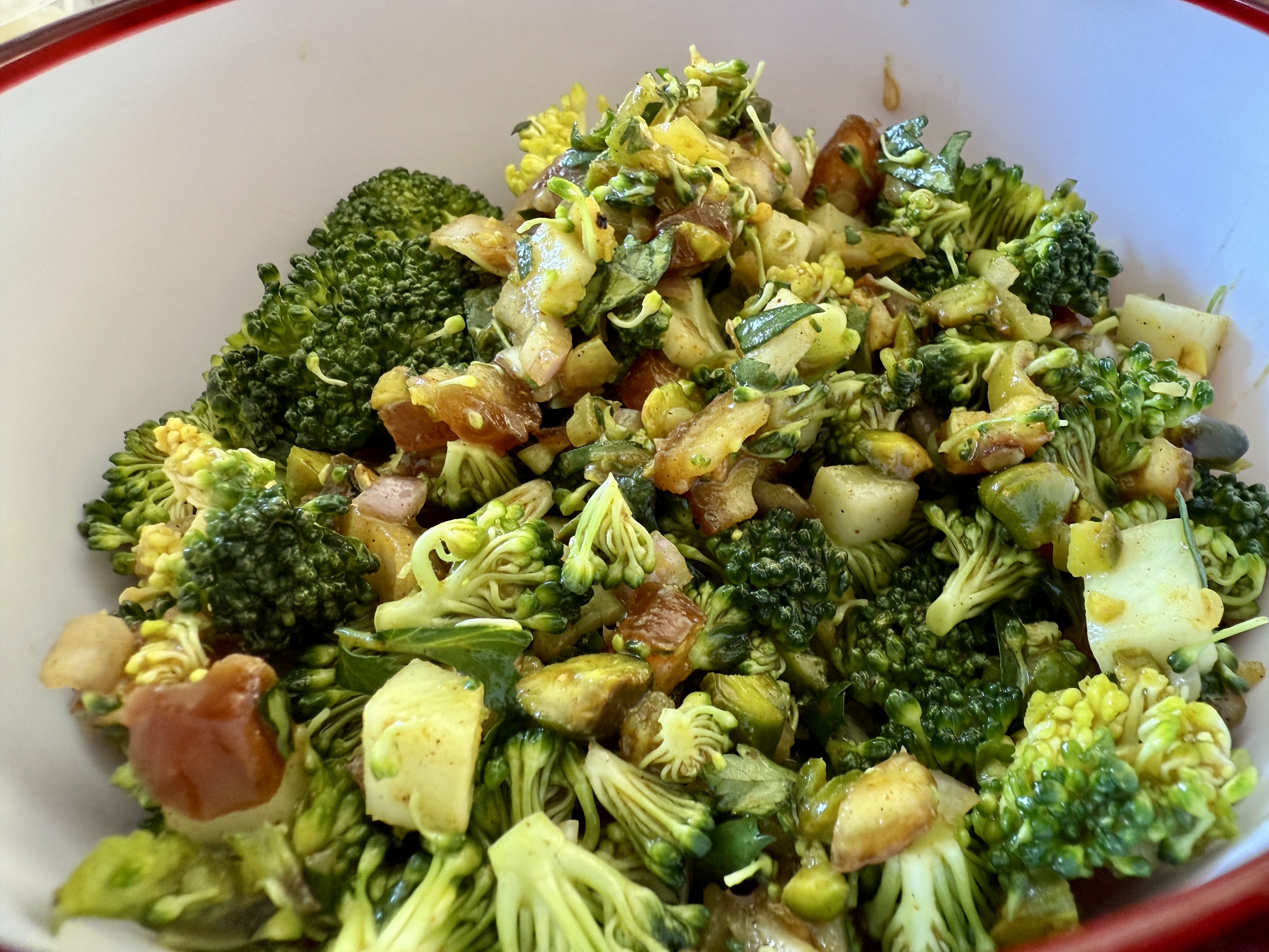<i>Knallgrüner</i><i>Brokkolisalat</i>